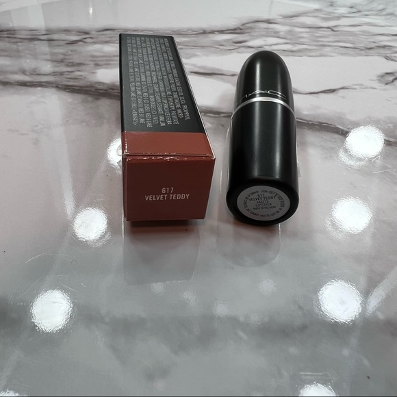 Mac Matte Lipstick Velvet Teddy - Picture 5 of 6